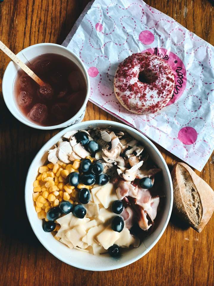 Açaí bowl garni de maïs, de champignons, de fromage et de myrtilles Lisieux